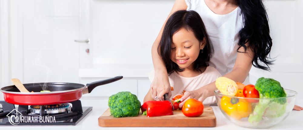 10 Manfaat Mengajarkan Memasak Pada Anak